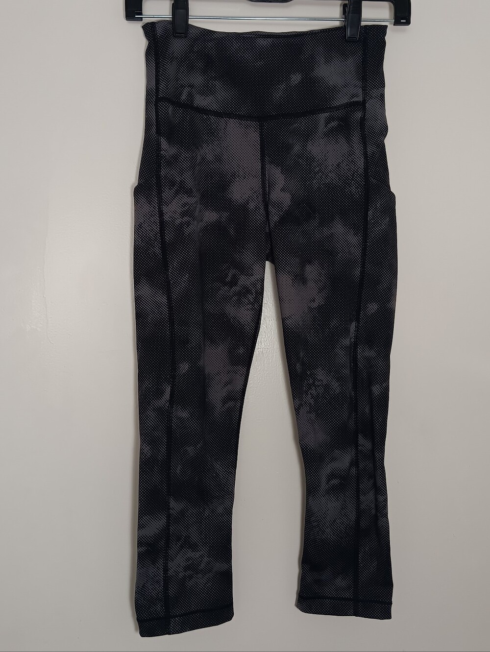 Black Gray Camo Athletic Capri Leggings Size Xs Side Pockets High Rise Yoga Pant